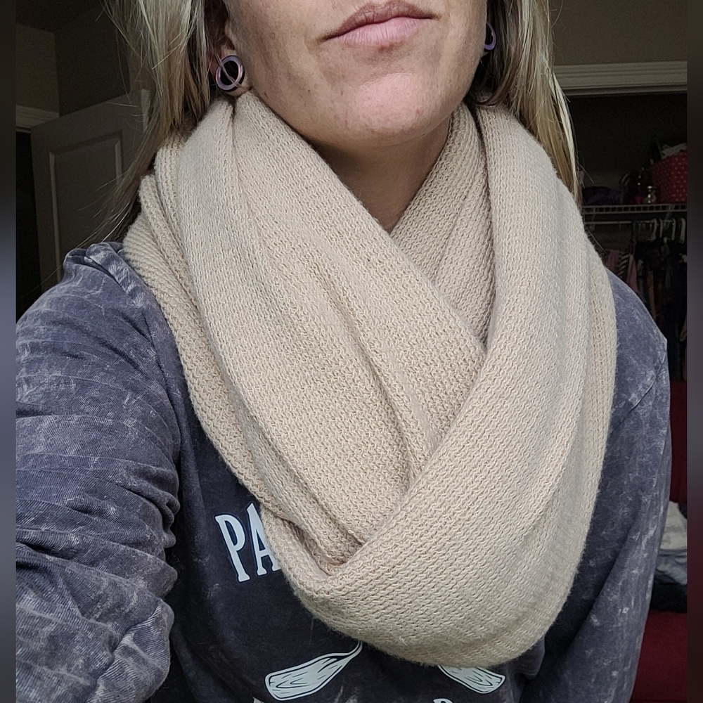 Large Scarf - Picture 1 of 6